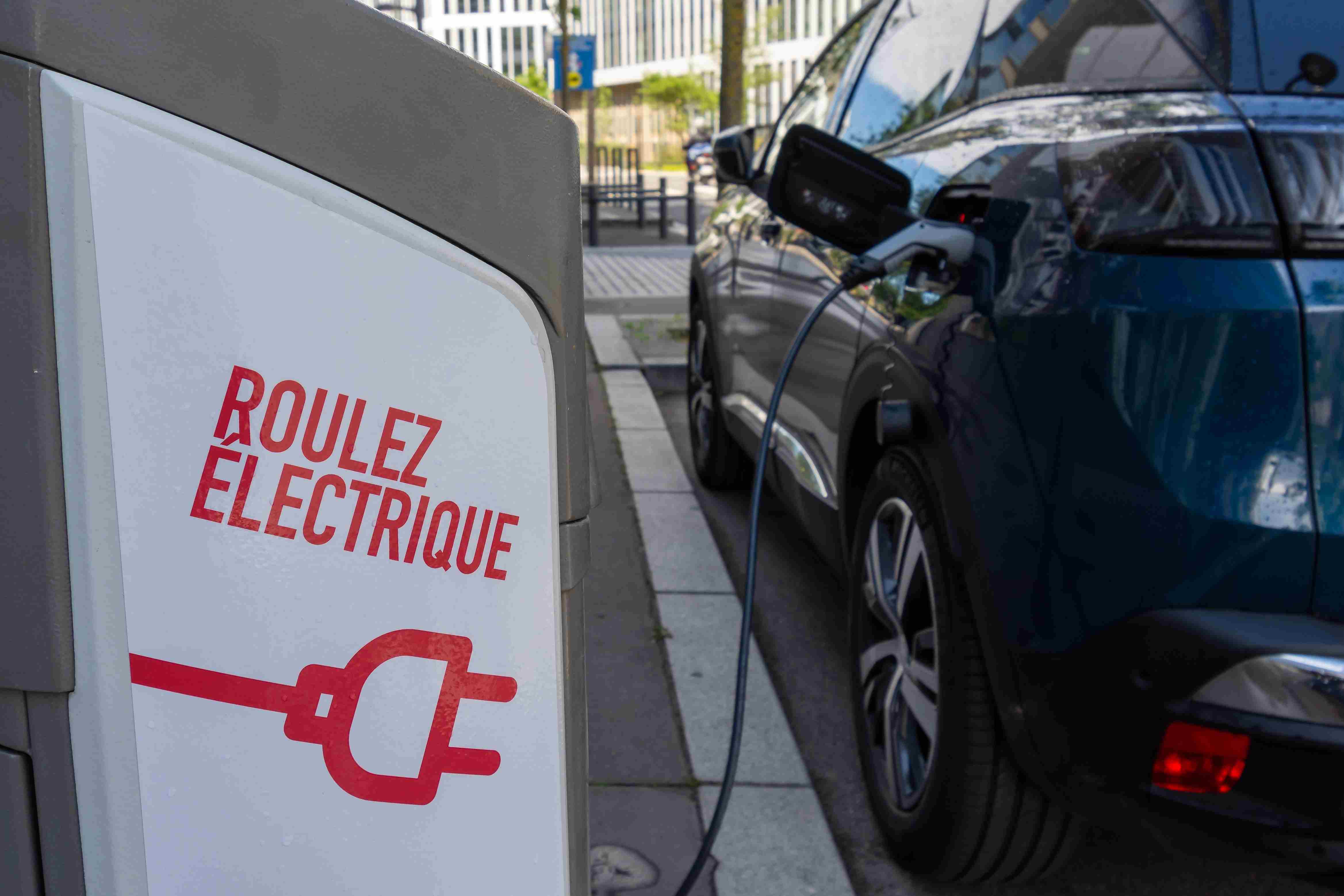 Une manière d'économiser du carburant ? Rouler électrique / hybride. 